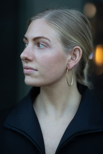 Model mit goldenen Creolen