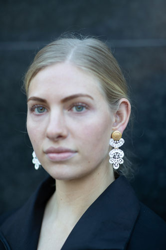 Model mit Ohrringen