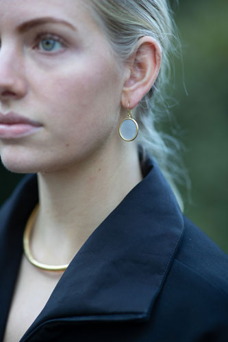 Model mit Ohrring und Kette