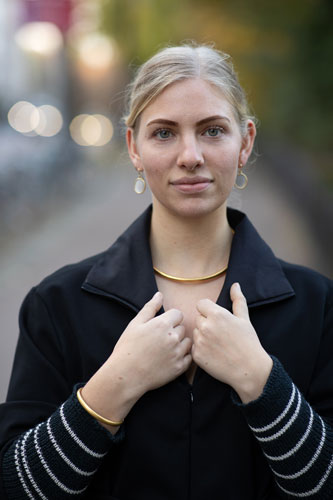 Model mit Ohrringen, Kette und Armreif